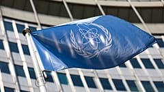 DATEI - Auf diesem Dateifoto vom 7. Juni 2021 weht die Flagge der Internationalen Atomenergiebehörde (IAEO) am Eingang des Vienna International Center in Wien. (AP-Foto