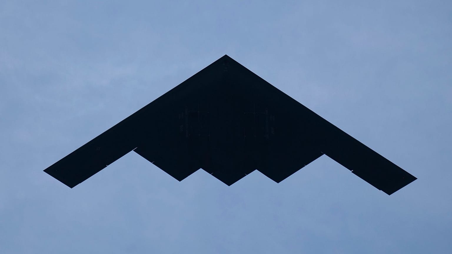 4 Temmuz kutlamaları sırasında Washington DC üzerinde uçan bir B-2 gizli bombardıman uçağı