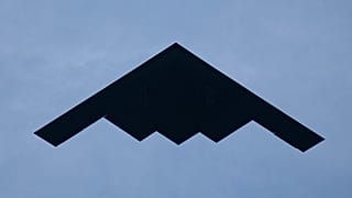 4 Temmuz kutlamaları sırasında Washington DC üzerinde uçan bir B-2 gizli bombardıman uçağı