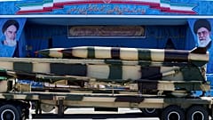 El ejército iraní exhibe un misil durante el desfile militar con motivo del Día Nacional del Ejército
