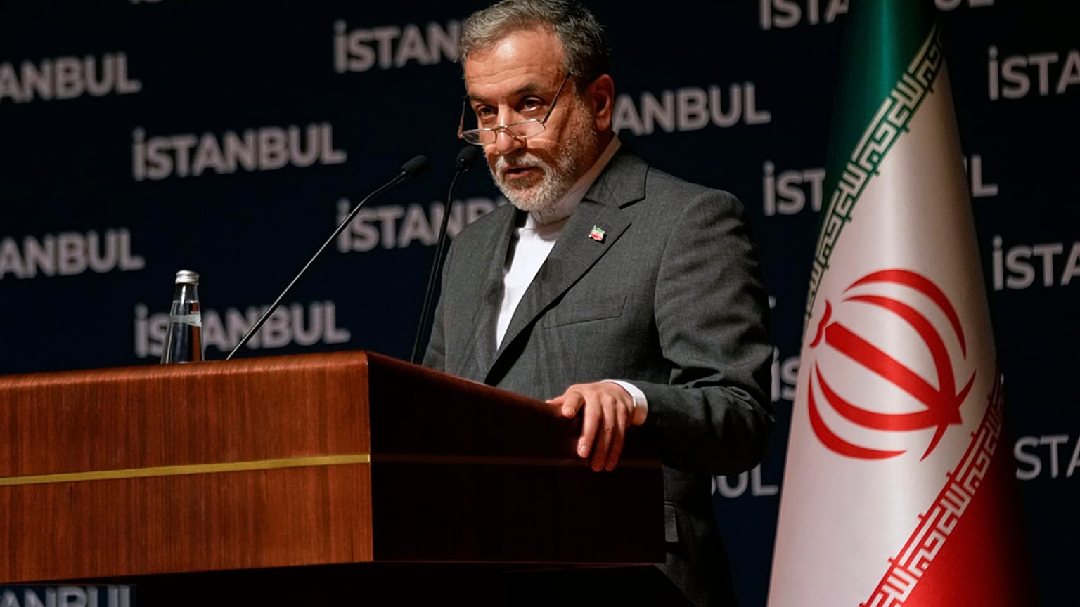 El ministro iraní de Asuntos Exteriores, Abbas Araghchi, asiste a una rueda de prensa en Estambul, Turquía, el domingo 22 de junio de 2025. 