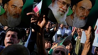 Teheráni tüntetők Ali Hamenei ajatollah és elődje, Ruholláh Homeini képével 2025. június 22-én