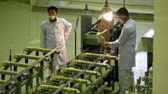 Iranische Arbeiter in der Uranproduktionsanlage in Fordow