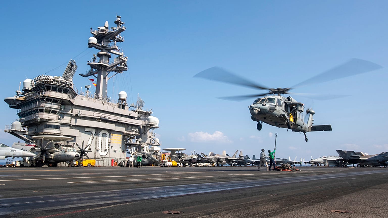 Bir MH-60S Sea Hawk helikopteri 12 Nisan 2025'te Orta Doğu'da görev yaparken USS Carl Vinson uçak gemisinin üzerinde geziniyor.