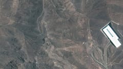 Esta imagem de satélite fornecida pela Maxar Technologies mostra uma visão mais próxima de um cume na instalação de enriquecimento de Fordo no Irão antes dos ataques dos EUA, sexta-feira, 20 de junho de 2025. (Maxar 