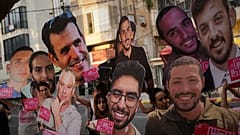 Angehörige der israelischen Geiseln, die von der Hamas im Gazastreifen festgehalten werden, während einer Demonstration 