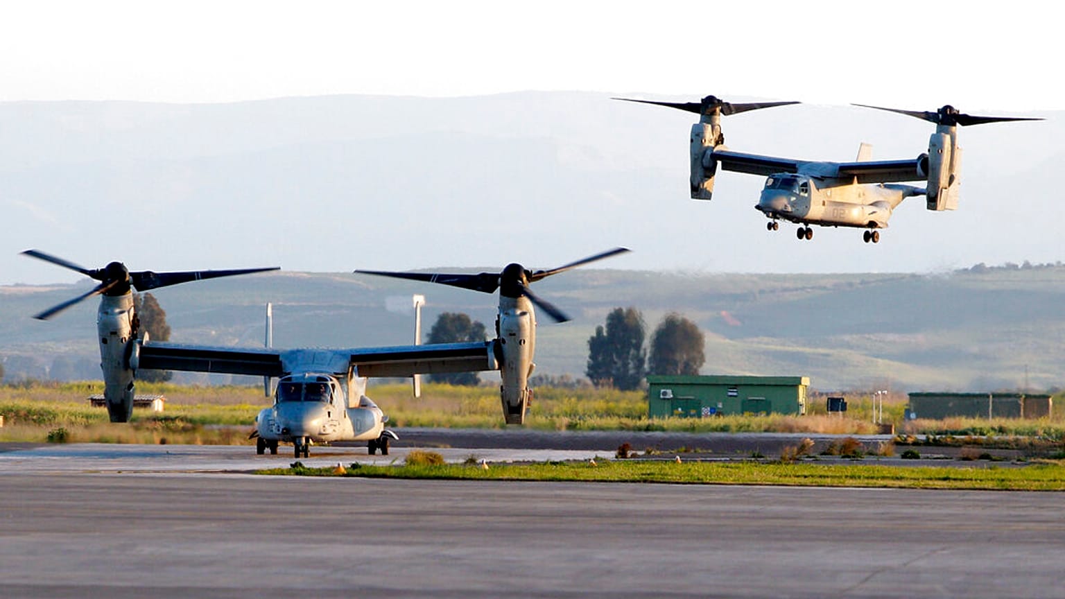 Mezzi militari statunitensi alla base di Sigonella in Sicilia