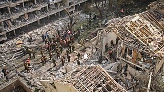 Feuerwehrleute, Rettungskräfte und Militärs arbeiten am Sonntag, 22. Juni 2025, am Ort eines direkten Raketenangriffs aus dem Iran in Tel Aviv, Israel.