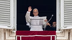 البابا ليو الرابع عشر يسلم بركته وهو يقرأ صلاة الظهر ريجينا كويلي من نافذة الاستوديو الخاص به المطل على ساحة القديس بطرس ، في الفاتيكان ، الأحد 22 يونيو 2025.