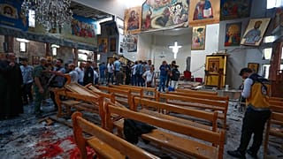 سوريون يتجمعون داخل كنيسة مار إلياس حيث فجر انتحاري نفسه في الدويلعة في ضواحي دمشق، سوريا، الأحد 22 يونيو 2025