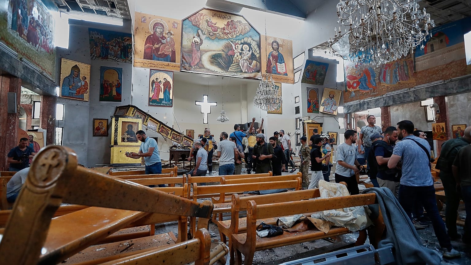 Szíriai állampolgárok és biztonsági erők vizsgálják a károkat a Mar Elias templomban, ahol egy öngyilkos merénylő felrobbantotta magát a szíriai Damaszkusz külvárosában lévő Dweil'a-ban vasárnap. 