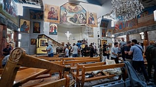 Ciudadanos sirios y fuerzas de seguridad inspeccionan los daños en el interior de la iglesia Mar Elias, donde un terrorista suicida se hizo detonar en Dweil'a, en Damasco. 