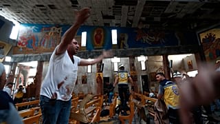 Syryjski mężczyzna reaguje wewnątrz kościoła Mar Elias, gdzie zamachowiec-samobójca zdetonował ładunek w Dweil na przedmieściach Damaszku, Syria, niedziela 22 czerwca 2025 r.