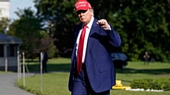 ABD Başkanı Donald Trump, Beyaz Saray'da yürüdüğü sıra basın mensuplarını selamlıyor, 23 Haziran 2025