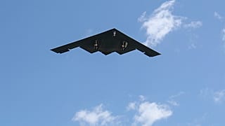 قاذفة من طراز B-2 تصل إلى قاعدة وايتمان الجوية في ميزوري