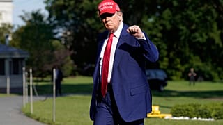 ABD Başkanı Donald Trump, Beyaz Saray'da yürüdüğü sıra basın mensuplarını selamlıyor, 23 Haziran 2025