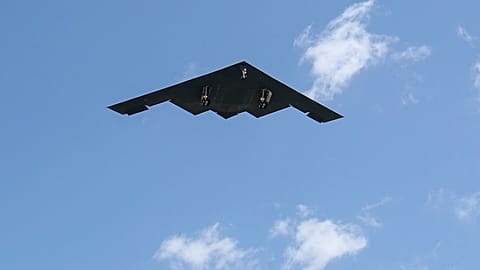 قاذفة من طراز B-2 تصل إلى قاعدة وايتمان الجوية في ميزوري
