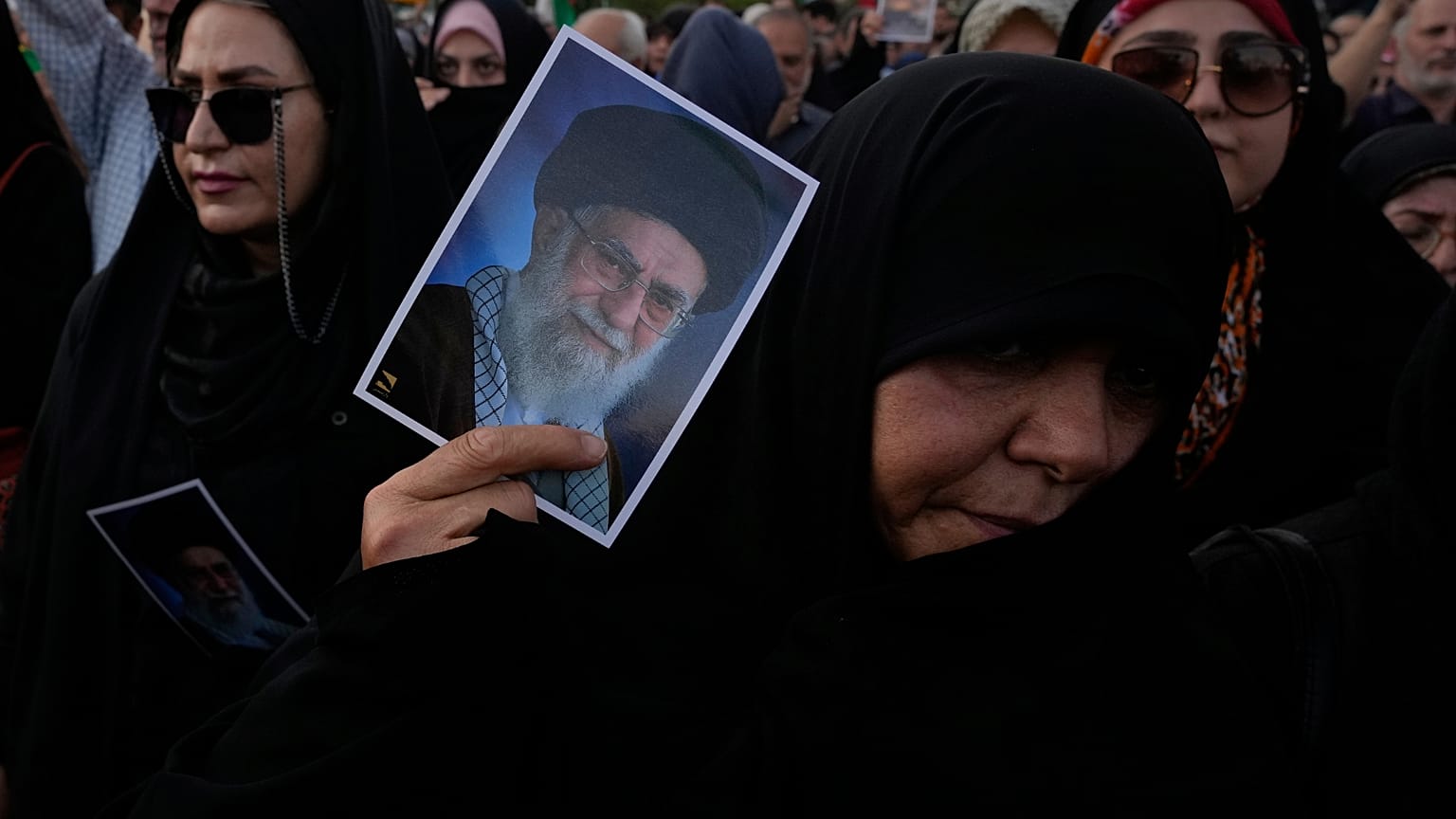 Un manifestante mostra un poster della Guida Suprema iraniana, l'Ayatollah Ali Khamenei, durante una protesta a Teheran, Iran, 22 giugno 2025