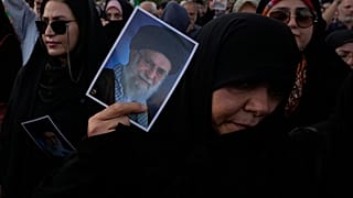Un manifestante mostra un poster della Guida Suprema iraniana, l'Ayatollah Ali Khamenei, durante una protesta a Teheran, Iran, 22 giugno 2025