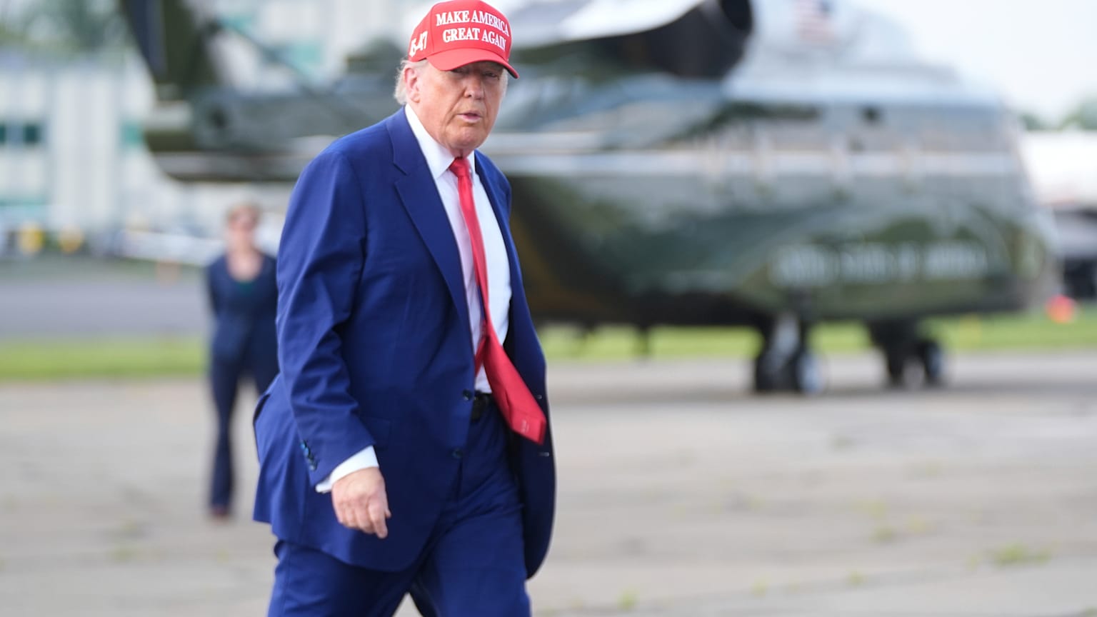 Donald Trump elnök sétál az Air Force One fedélzetére Morristownban