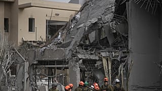 ضباط قيادة الجبهة الداخلية الإسرائيلية يتفقدون الموقع الذي سقط فيه صاروخ أطلق من إيران في نيس زيونا، إسرائيل، الأحد 22 يونيو/حزيران 2025.
