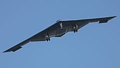 وصلت قاذفة من طراز B-2 إلى قاعدة وايتمان الجوية في ميزوري، الأحد 22 يونيو/حزيران 2025. 