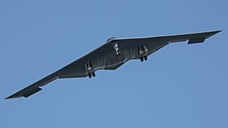 وصلت قاذفة من طراز B-2 إلى قاعدة وايتمان الجوية في ميزوري، الأحد 22 يونيو/حزيران 2025.