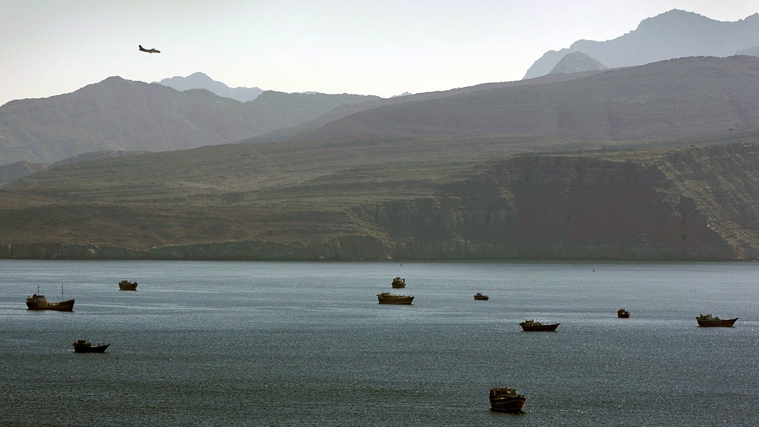 Un avion survole les montagnes au sud du détroit d'Ormuz, près de la ville de Khasab à Oman, janvier 2012.