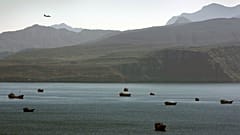 Αεροπλάνο πετά πάνω από τα βουνά νότια του Στενού του Ορμούζ, κοντά στην πόλη Khasab στο Ομάν, Ιανουάριος 2012.