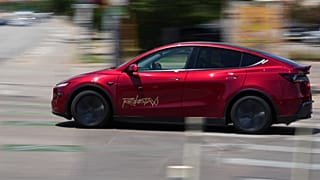 Un robotaxi Tesla sin conductor, un servicio de reserva de viajes, se mueve entre el tráfico, el domingo 22 de junio de 2025, en Austin, Texas.