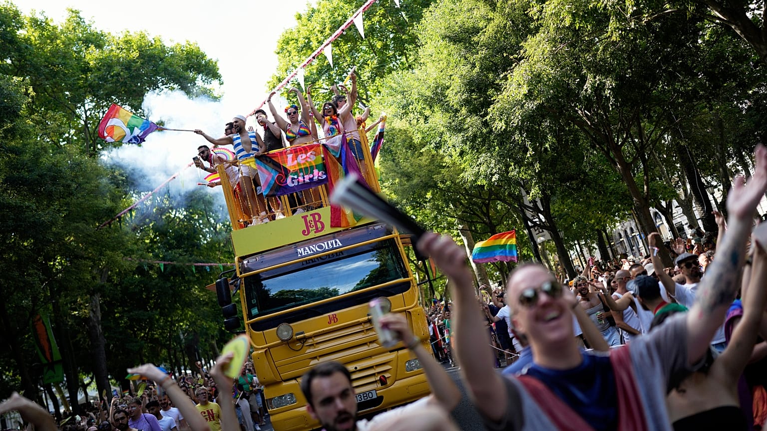 EuroPride 2025 : la marche pour les droits des personnes LGBTI+ remplit l'Avenida da Liberdade de Lisbonne