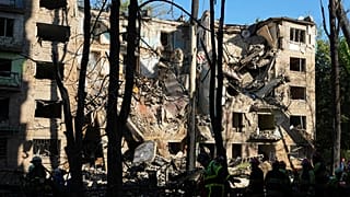 Tűzoltók dolgoznak egy lerombolt lakóházban egy orosz támadás után az ukrajnai Kijevben 2025. június 23-án, hétfőn kora reggel.