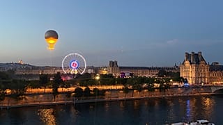 Der Heliumballon "Paris Cauldron" steigt zur Fête de la Musique über der Seine auf. Doch die Festivitäten wurde von über 100 Spritzenangriffen auf Frauen überschattet.