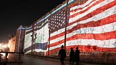 عُرضت صورة العلمين الأمريكي والإسرائيلي على جدران البلدة القديمة في القدس، الأحد 22 يوليو/تموز 2025.  