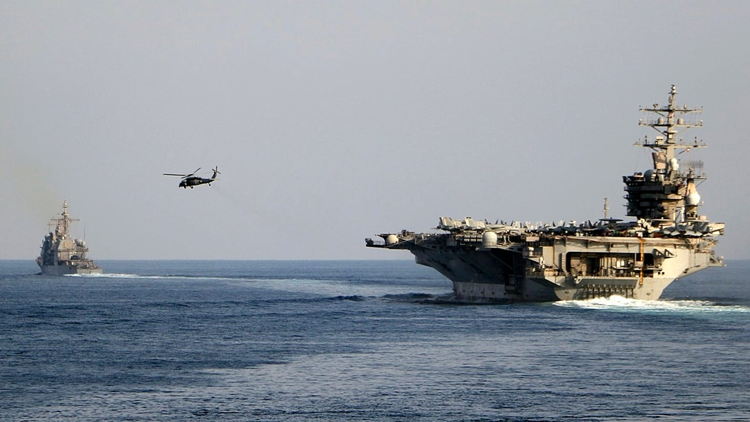 Der Flugzeugträger USS Dwight D. Eisenhower und andere Kriegsschiffe durchqueren am Sonntag, 26. November 2023, die Straße von Hormuz in den Persischen Golf.
