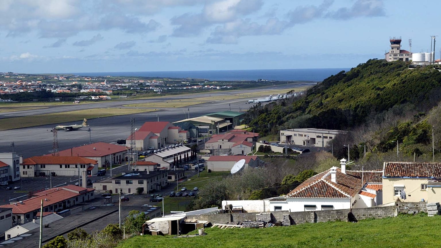 Vista geral da base aérea conjunta dos EUA e Portugal na vila das Lajes, Terceira, Açores, sábado, 15 de março de 2003,