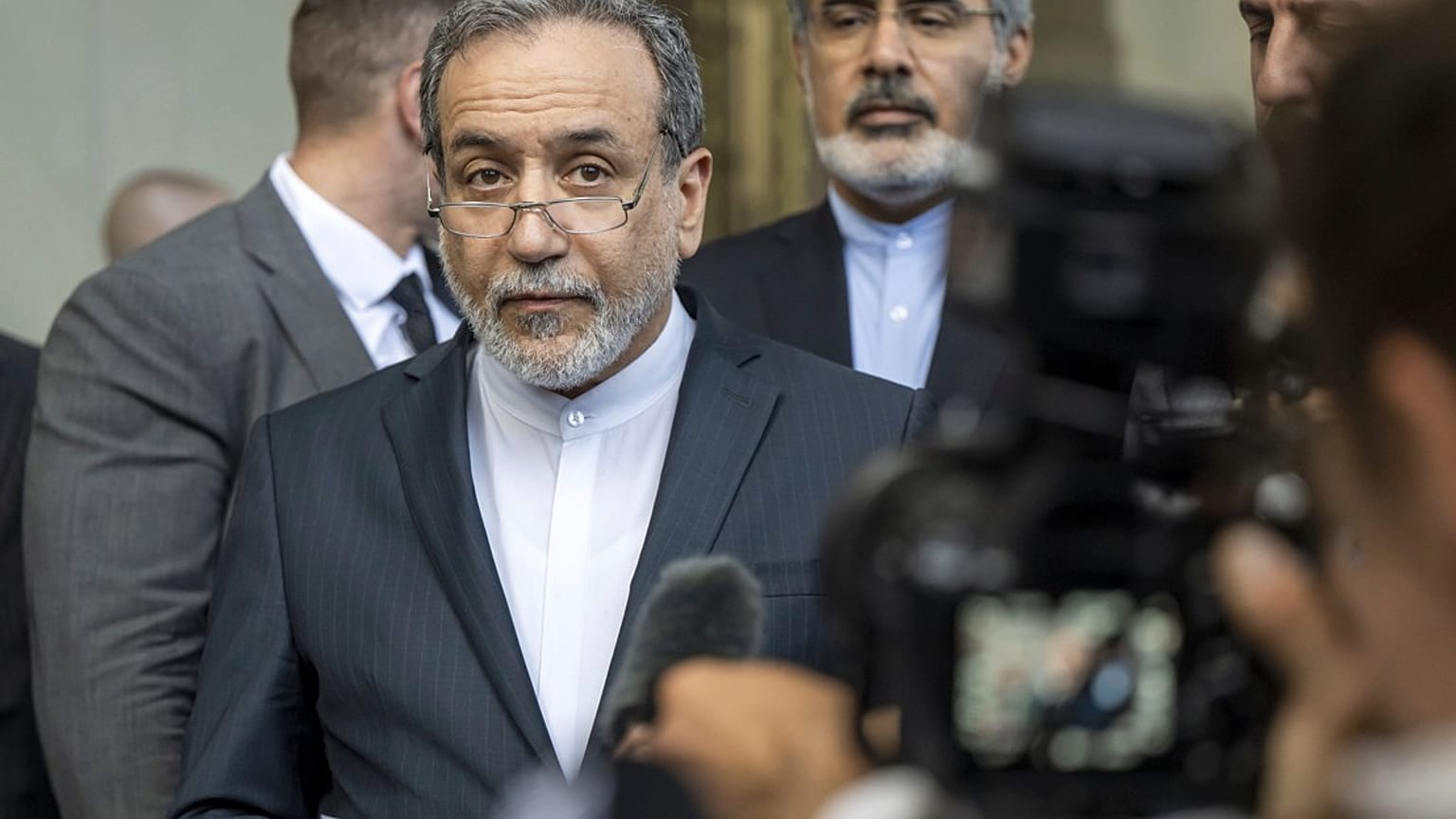 وزير الخارجية الإيراني عباس عراقجي يتحدث إلى وسائل الإعلام بعد اجتماع نووي بين إيران والاتحاد الأوروبي، في جنيف، سويسرا، 20 يونيو/حزيران 2025.  