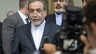 وزير الخارجية الإيراني عباس عراقجي يتحدث إلى وسائل الإعلام بعد اجتماع نووي بين إيران والاتحاد الأوروبي، في جنيف، سويسرا، 20 يونيو/حزيران 2025.  
