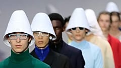 Modeller, 22 Haziran 2025 Pazar günü İtalya'nın Milano kentinde tanıtılan Prada İlkbahar-Yaz 2026 erkek koleksiyonunun bir parçası olan kreasyonları giyiyor