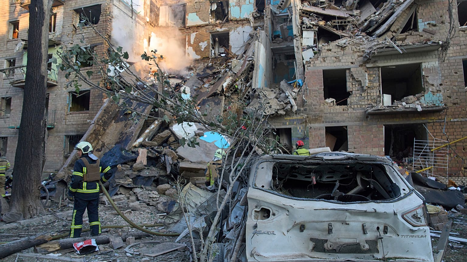 Un immeuble d'habitation détruit après une attaque russe à Kiev, en Ukraine, lundi 23 juin 2025.