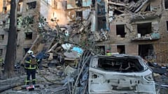 Un immeuble d'habitation détruit après une attaque russe à Kiev, en Ukraine, lundi 23 juin 2025.