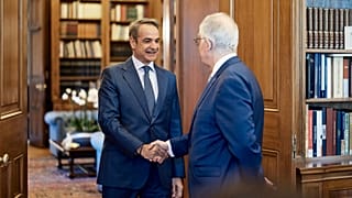 Kiriákosz Micotakisz görög miniszterelnök kezet fog Konsztantinosz Taszúlasz görög köztársasági elnökkel