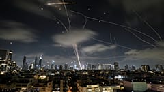 Das israelische Luftabwehrsystem Iron Dome feuert, um Raketen während eines iranischen Angriffs über Tel Aviv abzufangen.