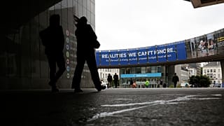 Una mujer pasa por delante del Parlamento Europeo en Bruselas el martes 27 de mayo de 2025.