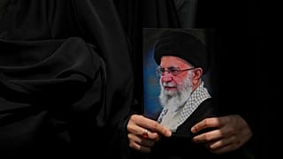 Um manifestante segura um cartaz do líder supremo do Irão, Ayatollah Ali Khamenei, no Irão, sexta-feira, 20 de junho de 2025.