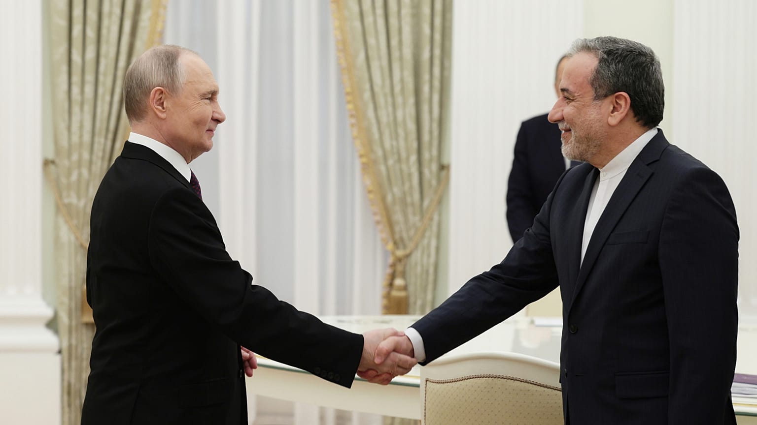 Le ministre iranien des Affaires étrangères Abbas Araqchi et le président russe Vladimir Poutine