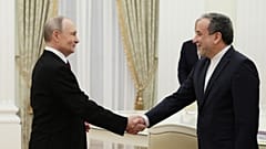 Le ministre iranien des Affaires étrangères Abbas Araqchi et le président russe Vladimir Poutine