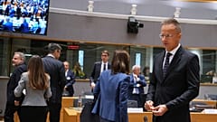 Der ungarische Außenminister Peter Szijjarto, rechts, trifft zu einem Rundtischgespräch der EU-Außenminister im Gebäude des Europäischen Rates in Brüssel ein, Montag, 23. Juni 202