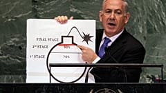 El primer ministro israelí, Benjamin Netanyahu, muestra una ilustración mientras explica su preocupación por las ambiciones nucleares de Irán en las Naciones Unidas el 27 de septiembre de 2012. 
