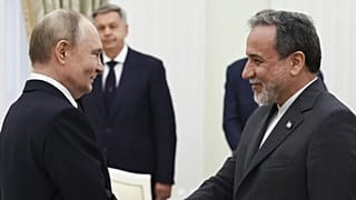 Vlagyimir Putyin orosz elnök és Abbász Aragcsi iráni külügyminiszter